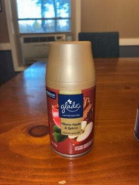 Glade Warm Apple & Spices Refill – Gold and Red